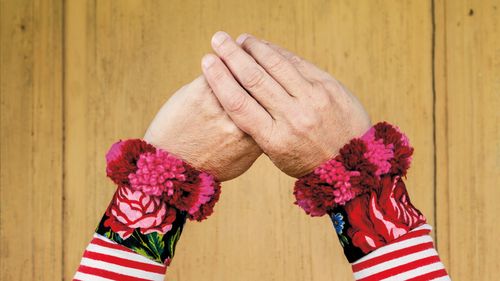 Sy folkdräktsinspirerade muddar med ullig kant