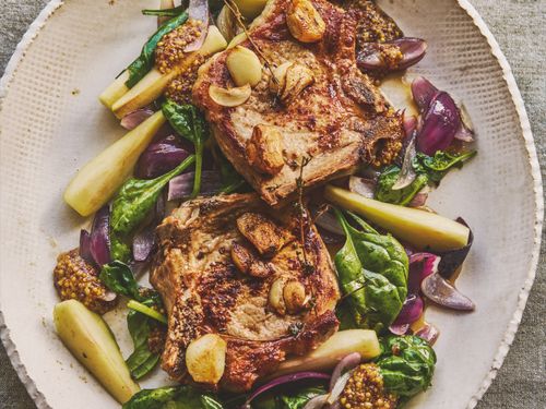 Stekta kotletter med sauterad spenat och päron – Niklas Ekstedts recept