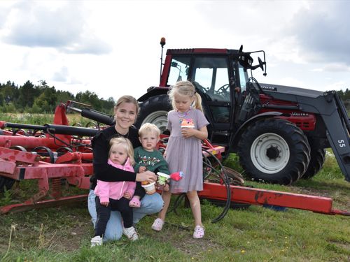 Familjens traktor gav 600 000 kronor till cancersjuka Sofie