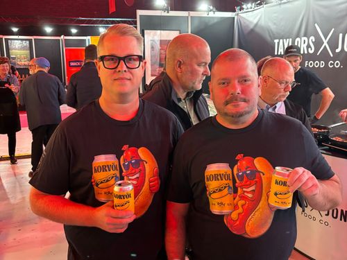Livat kalas med korv i fokus