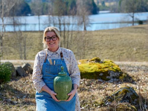 Keramikern Hanna skapar personliga urnor