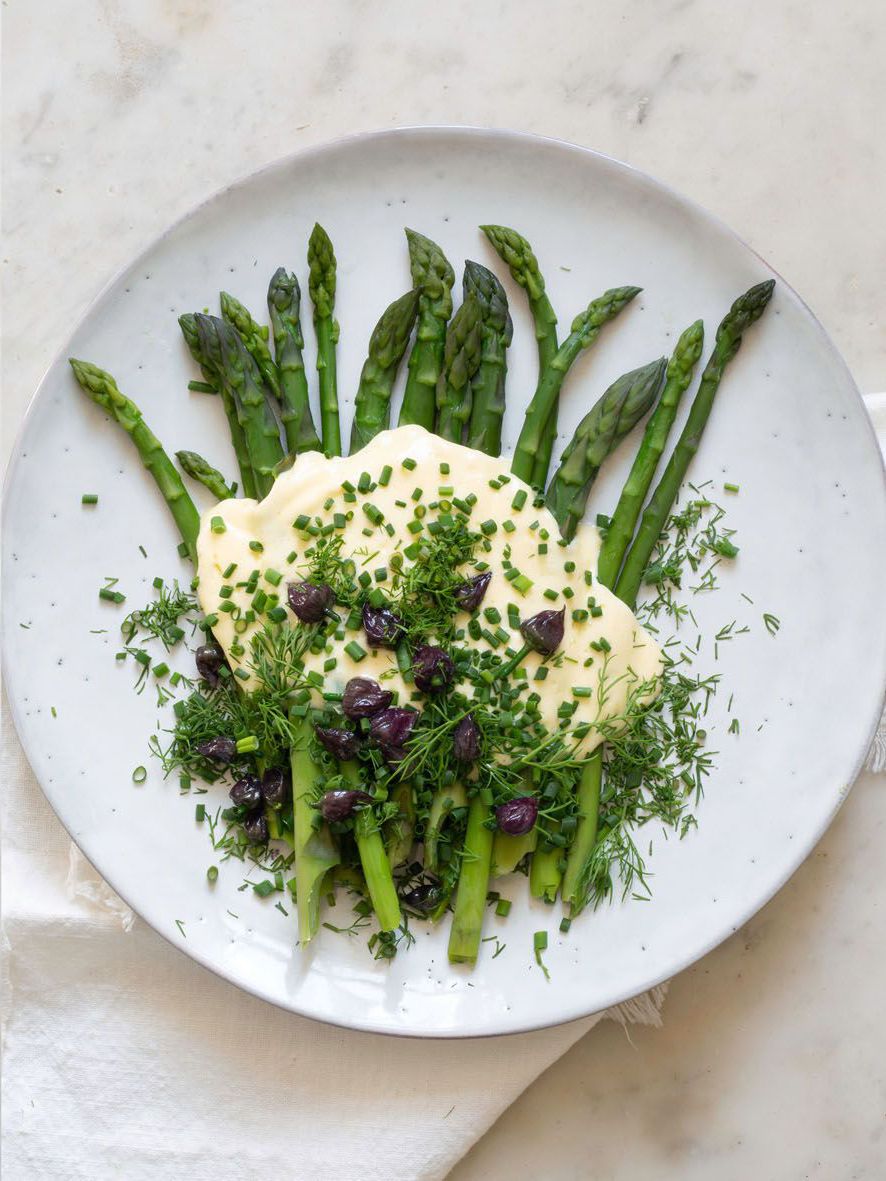 Hollandaisesås på sparris på tallrik.