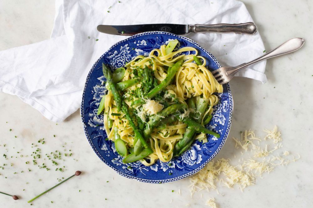 Sparrispasta på tallrik.
