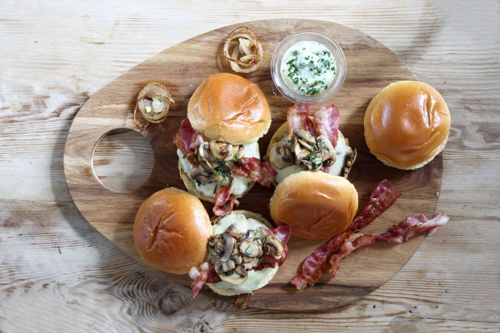 Umamiburgare på skärbräda.